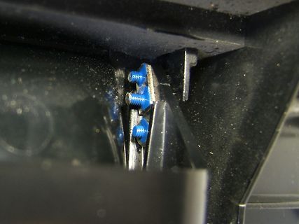 Nahaufnahme von blauen Schrauben in einem Gehäuse