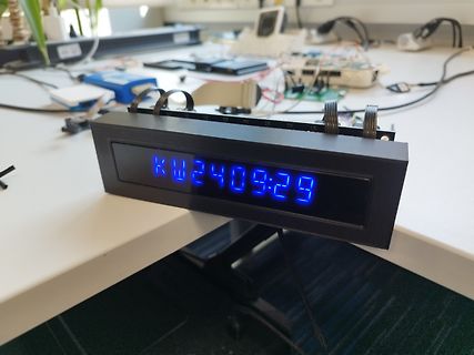 Digitaluhr mit blauem LED-Display