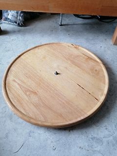 Holzbrett mit zentralem Metallstift