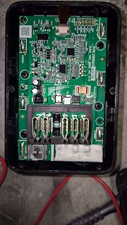 Offene Elektronikplatine eines Akku-Management-Systems