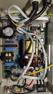 Innenansicht eines Schaltnetzteils mit Transformator und Spulen
