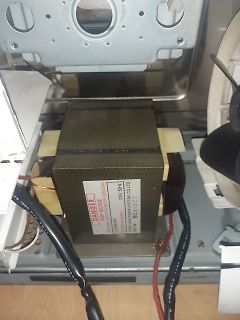 Transformator in einem Gehäuse