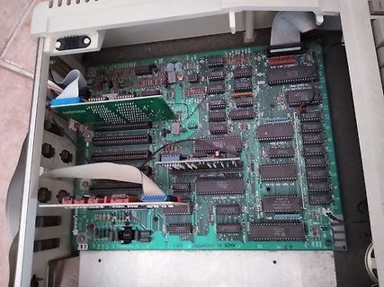 Innenansicht einer Computer-Hauptplatine mit Erweiterungskarten