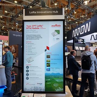 Messestand mit Informationsplakat zu LoRa NTN Modulen
