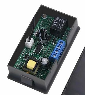 Geöffnete Elektronikplatine in Kunststoffgehäuse