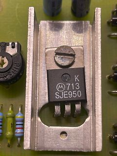 Nahaufnahme eines MOSFETs auf einem Kühlkörper