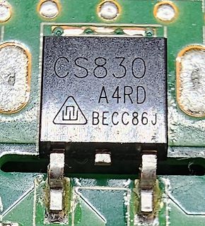 Makroaufnahme eines CS830 integrierten Schaltkreises auf Leiterplatte