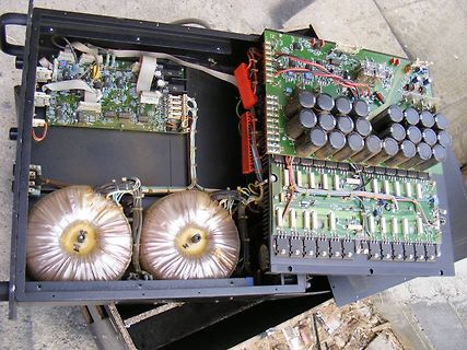 Innenansicht eines Netzteils mit Platinen und Transformatoren