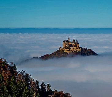 Schloss über Nebelmeer