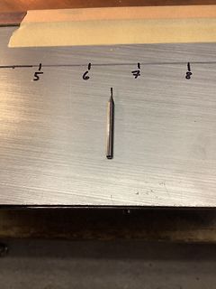 Metallischer Zylinder auf Lineal