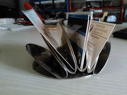 Visitenkartenhalter auf einem Tisch