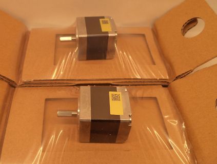 Zwei Schrittmotoren in Kartonverpackung