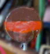 Unscharfes Foto eines runden Objekts mit orangefarbenem Streifen