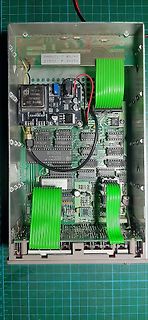 Innenansicht eines elektronischen Geräts mit Leiterplatten und Flachbandkabeln