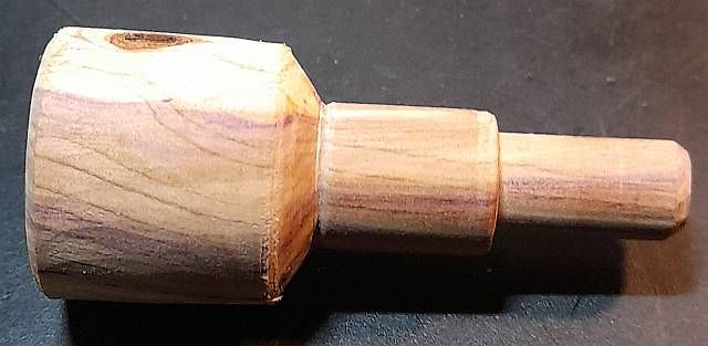 Holzobjekt mit zylindrischem Fortsatz