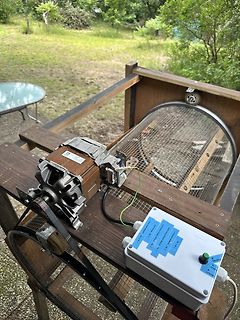 Elektromotor und Steuerungsbox auf Holzgestell