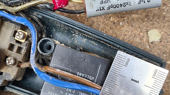 Innenansicht eines elektronischen Geräts mit Bauteilen und Lineal