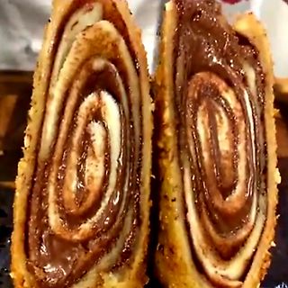 Anschnitt eines Schokoladen-Zimtschnecken-Gebäcks