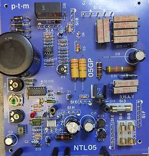 Bestückte blaue Leiterplatte mit elektronischen Bauteilen