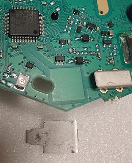 Nahaufnahme einer Leiterplatte mit integriertem Mikrocontroller
