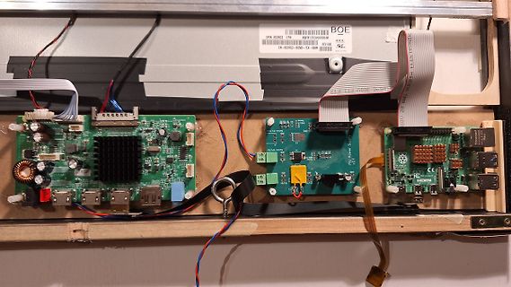 Innenansicht einer Elektronik-Baugruppe mit mehreren Leiterplatten
