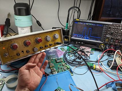 Messplatz mit Impulsgenerator, Oszilloskop und Leiterplatten