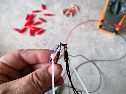 Freie Verdrahtung mit Multimeter und Kabeln