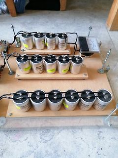 Aufbau mit Elektrolytkondensatoren und Analogmeter