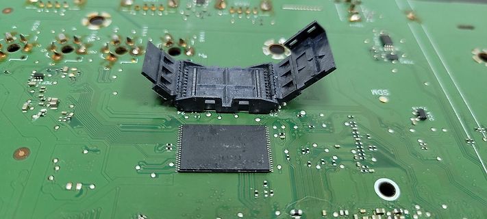 Leiterplatte mit IC und Steckverbinder