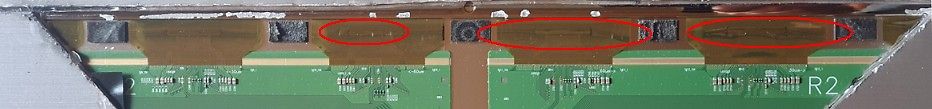 Nahaufnahme einer Leiterplatte mit roten Markierungen