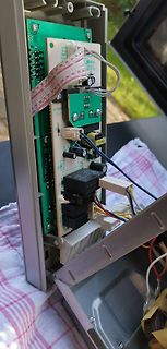 Innenansicht eines geöffneten elektronischen Geräts mit Leiterplatten
