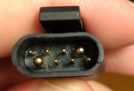 Elektrischer Steckverbinder mit Pins