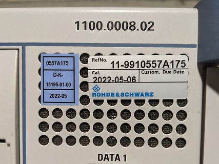 Typenschild und Kalibrierungsaufkleber eines Messgeräts