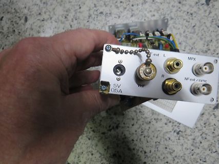 Bedienelement einer Elektronikplatine mit Anschlüssen