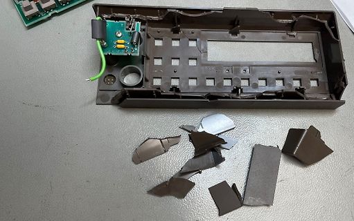 Zerbrochenes Gehäuse und Platine eines elektronischen Geräts