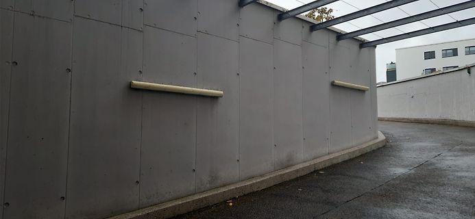 Betonwand mit Handläufen im Außenbereich