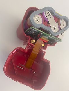 Geöffnetes rotes Kunststoffgehäuse mit Akku und Platine