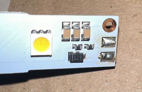 Nahaufnahme einer Leiterplatte mit LED und SMD-Bauteilen