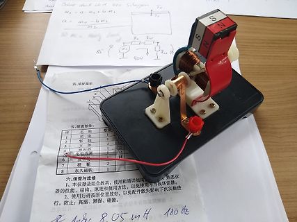 Elektromagnetischer Aufbau auf Arbeitsunterlagen mit Beschreibungen