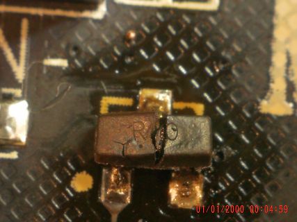 Defektes SMD-Bauteil auf Leiterplatte