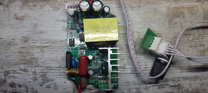 Leiterplatte eines Schaltnetzteils auf Holztisch