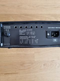 Rückseite eines digitalen Multimeters