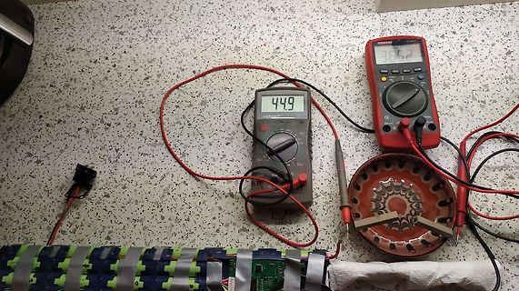 Zwei Multimeter und ein Akku-Pack auf Tisch