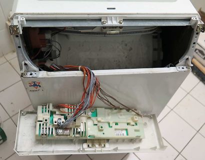 Innenansicht einer Waschmaschine mit freigelegter Elektronik
