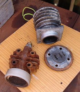 Zerlegte Metallbauteile auf Holzbrett