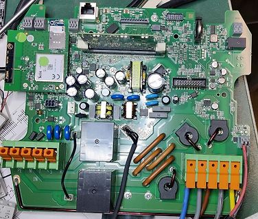 Foto einer bestückten Leiterplatte mit elektronischen Bauteilen
