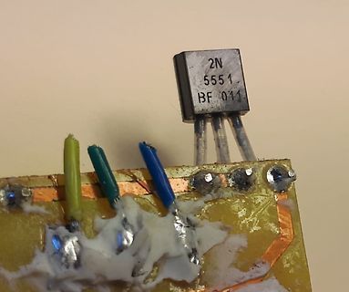 Transistor auf Leiterplatte mit Lötstellen