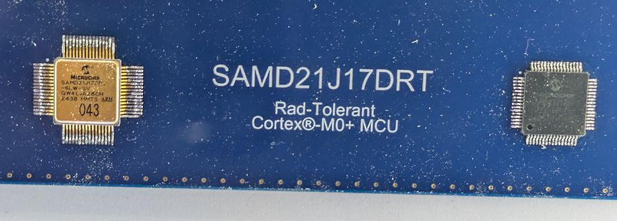 Nahaufnahme eines SAMD21J17DRT Mikrocontrollers auf Leiterplatte
