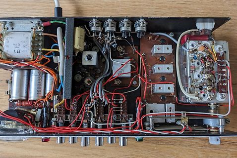 Innenansicht eines elektronischen Geräts mit freier Verdrahtung