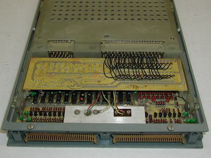 Innenansicht eines geöffneten elektronischen Geräts mit Leiterplatten